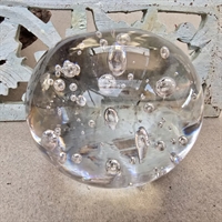 klar-glaskugle-bobler-i-gammel-brevpresse-svensk